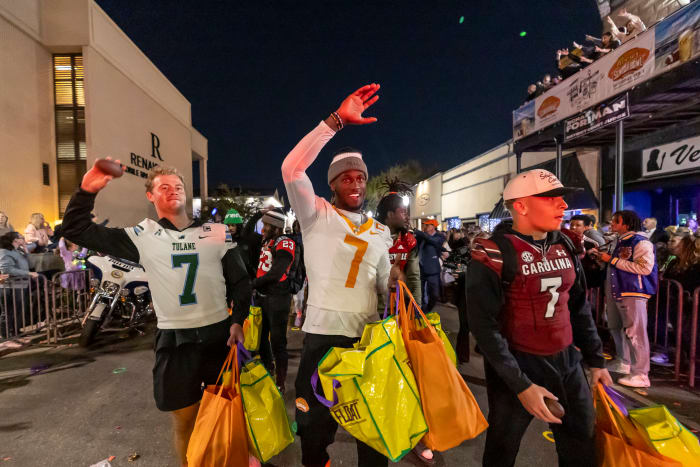 Spencer Rattler walking in Mobile with other 2024 QB prospects in Tennessee's Joe Milton and Tulane's Michael Pratt (2nd Feb., 2024)